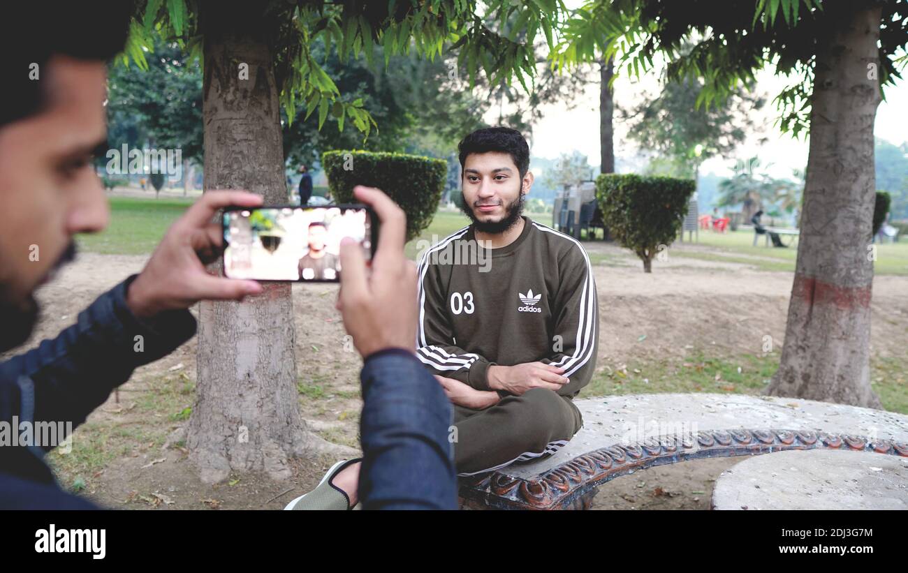 Teen scattando foto dei suoi amici , Fotografia all'aperto Foto Stock