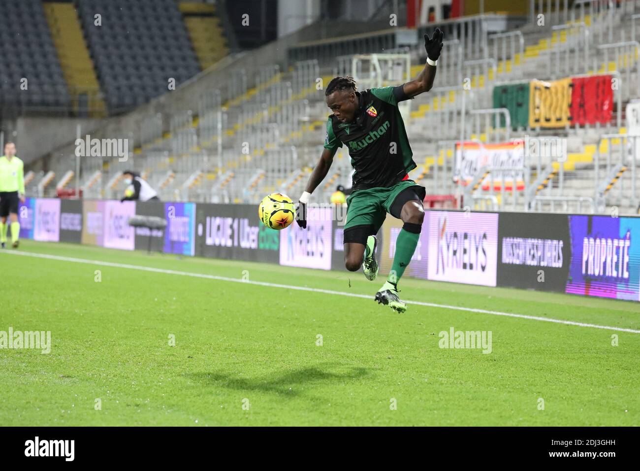 Sylla 3 RC Lens durante il campionato francese Ligue 1 partita di calcio tra RC Lens e Montpellier HSC il 12 dicembre 2020 / LM Foto Stock
