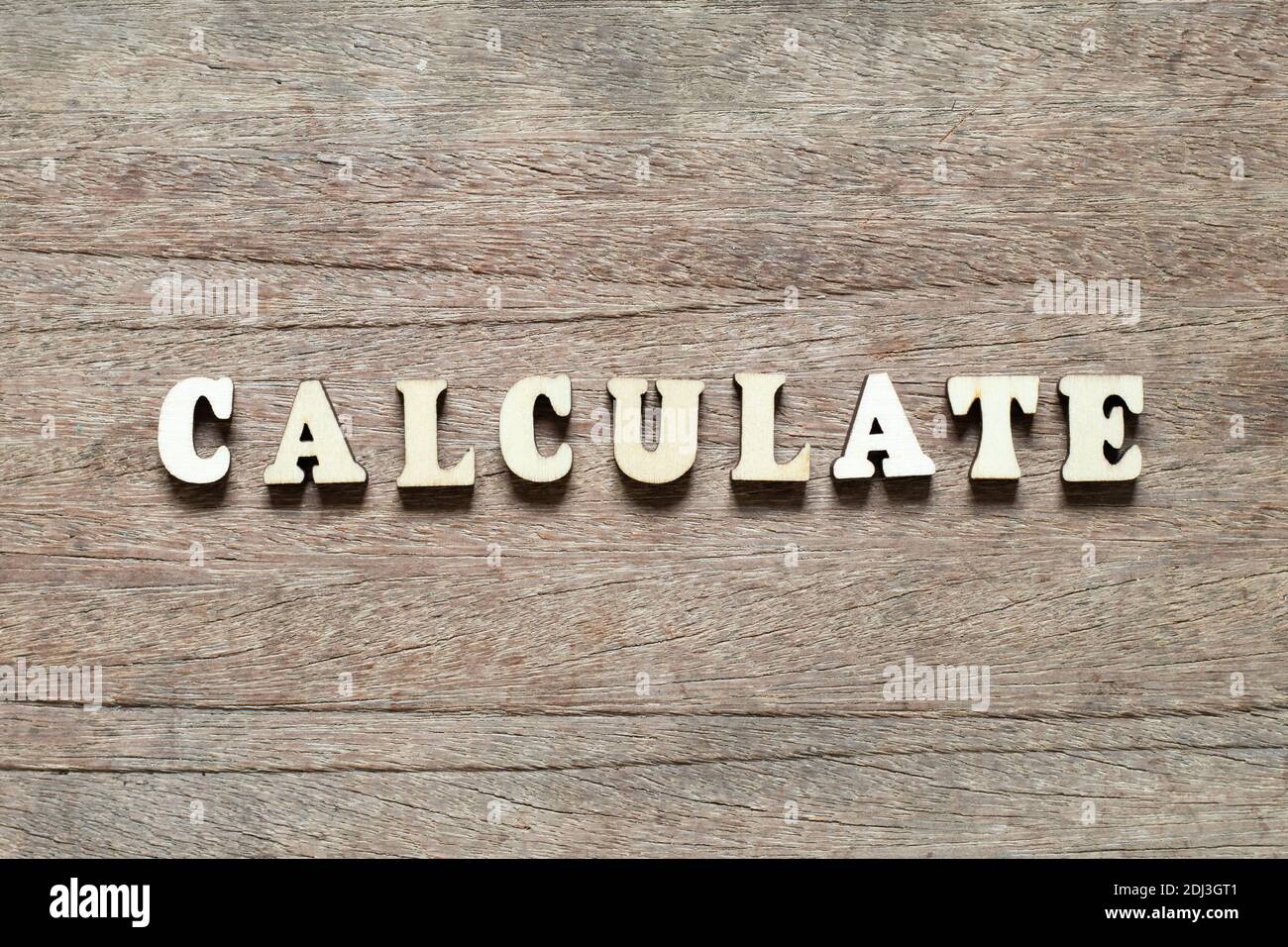 Il blocco di lettere alfabetiche in parole calcola su sfondo di legno Foto Stock
