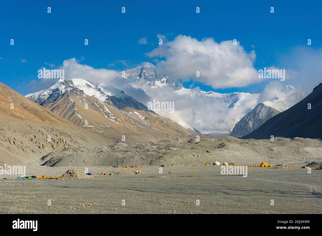 Monte Everest visto dal campo base Everest dal lato Tibet, con tende degli scalatori del Monte Everest in primo piano. Foto Stock
