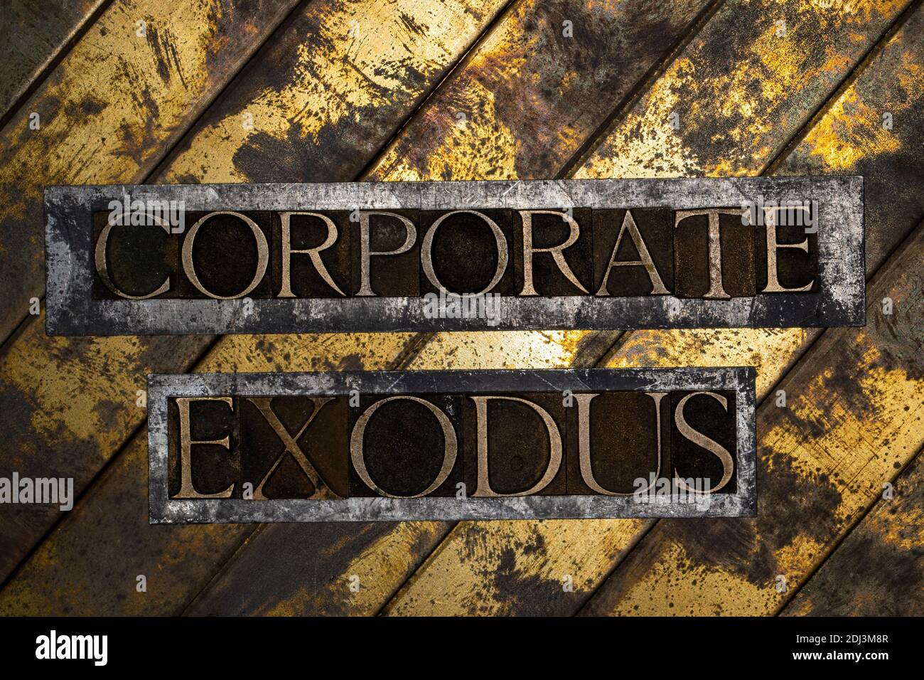 Testo Corporate Exodus su rame grunge vintage in bronzo e grunge sfondo oro Foto Stock