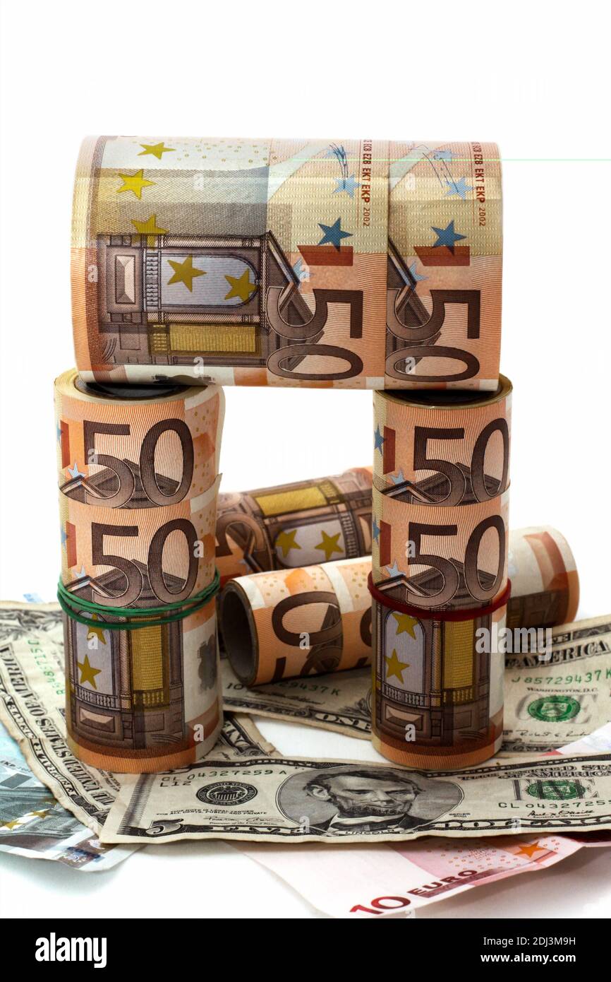 Denominazioni monetarie di diverso vantaggio su sfondo bianco Foto Stock