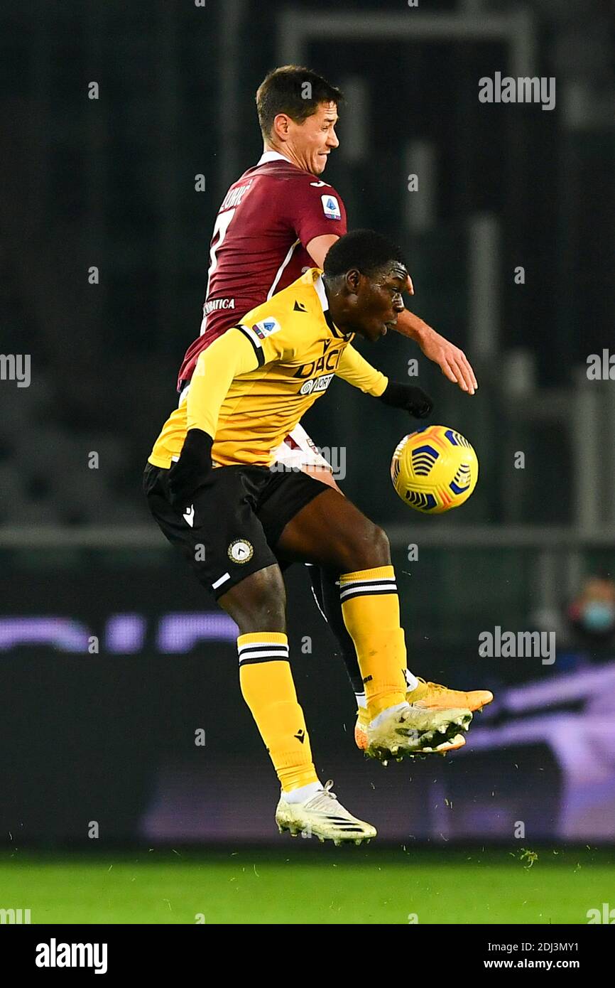 Jean-Victor Makengo (Udinese) Sasa Lukic (Torino) Durante la partita italiana 'serie A' tra Torino 2-3 Udinese allo Stadio Olimpico il 12 dicembre 2020 a Torino, Italia. (Foto di Maurizio Borsari/AFLO) Foto Stock