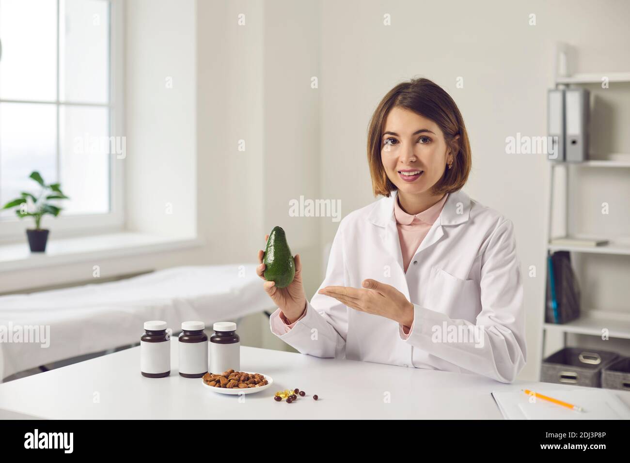 Dietista professionista che parla dei benefici di una dieta sana con il cibo supplementi Foto Stock