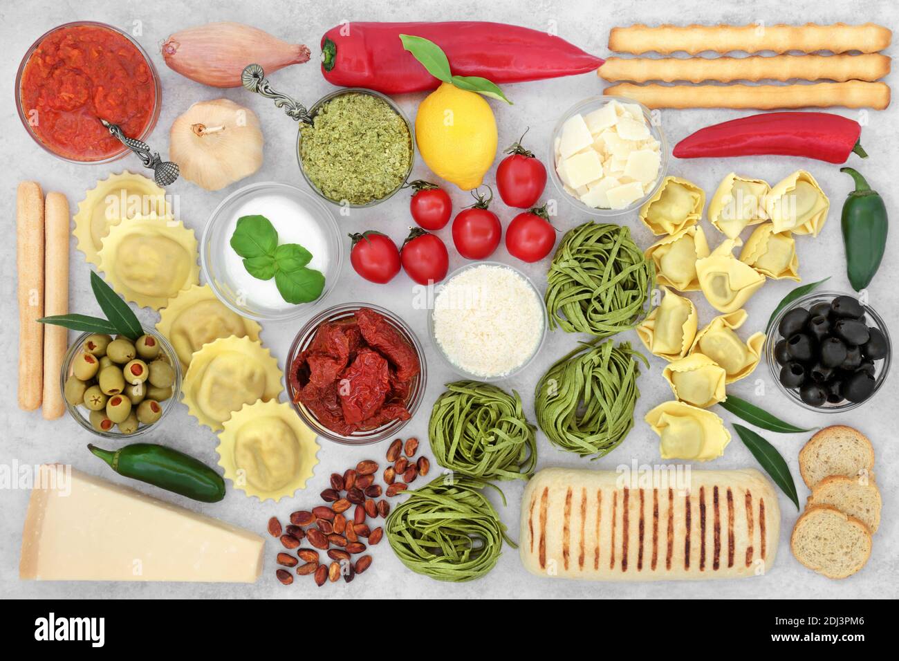 Per la buona salute mangia il concetto di cibo italiano con una grande collezione di cibi tipici mediterranei salutari su grigio chiazzato. Dieta a basso contenuto di colesterolo. Foto Stock