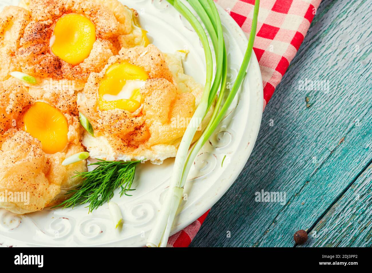 Deliziose uova orsini o uova fritte. Cucina francese. Foto Stock