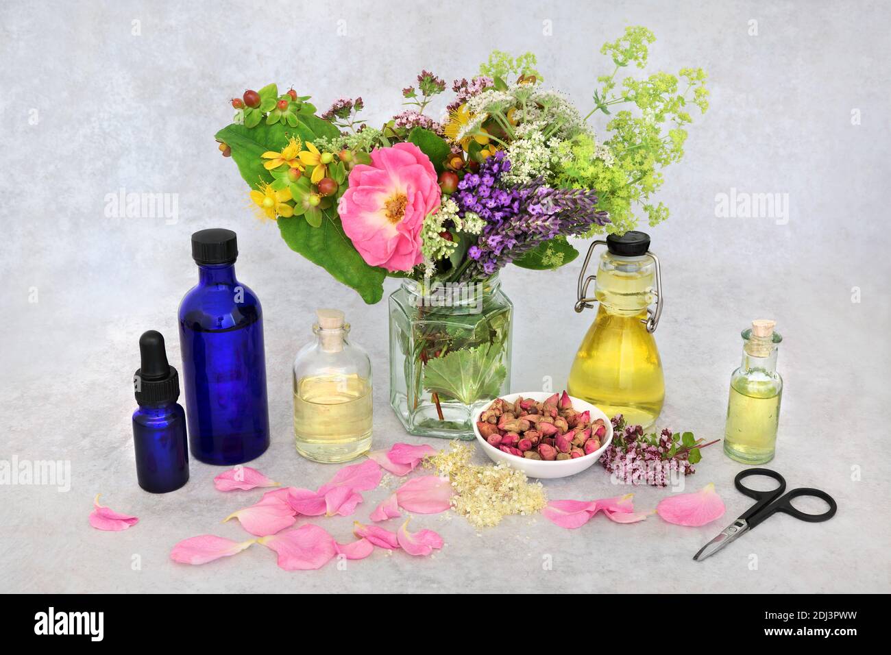 Erboristeria naturopatica con fiori estivi ed erbe con oli per fare aromaterapia olio essenziale. Vita morta per il concetto di assistenza sanitaria naturale. Foto Stock