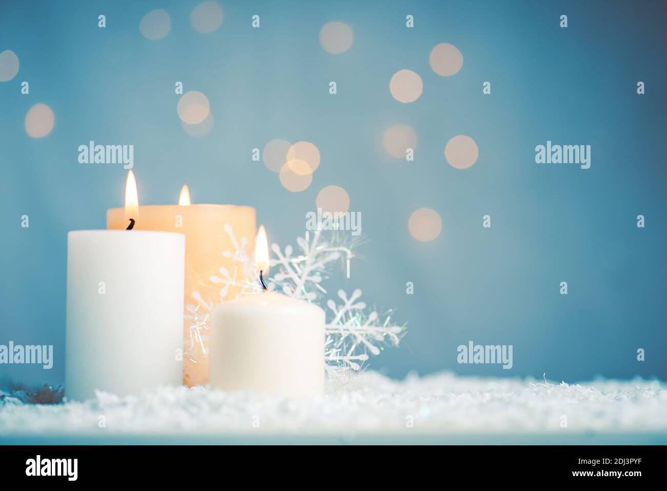 Luce a candela con sfondo natalizio illuminato e spazio per la copia Foto Stock