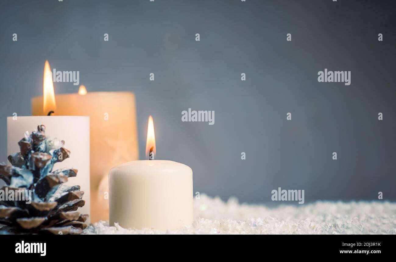 Luce a candela con sfondo natalizio illuminato e spazio per la copia Foto Stock