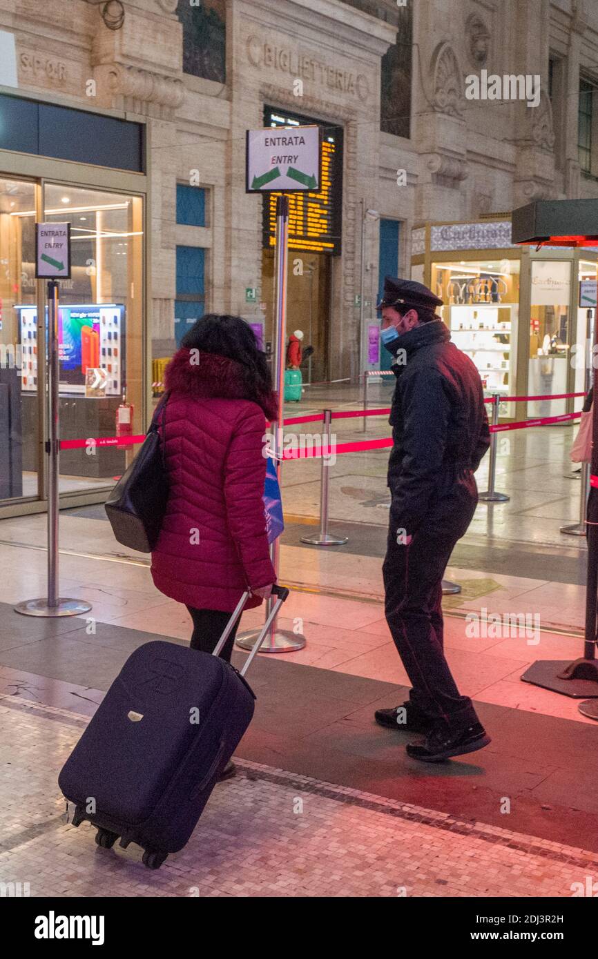 Milano, Italia. 13 Dicembre 2020. Milano. Partenze e Arrivi Lombardia Stazione Centrale zona gialla nuovo dpcm COVID19 solo utilizzo Editoriale credito: Agenzia indipendente Foto/Alamy Live News Foto Stock