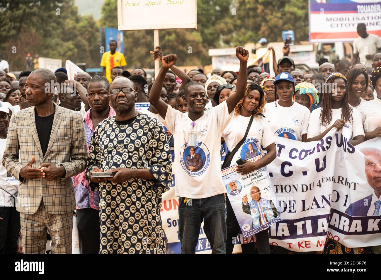 Bangui, Repubblica Centrafricana. 12 dicembre 2020. La gente partecipa a una campagna di rally a Bangui, Repubblica Centrafricana, 12 dicembre 2020. Il partito al governo della Repubblica Centrafricana United Hearts Movement (MCU) Sabato ha lanciato una campagna di rally per le prossime elezioni presidenziali a Bangui. Credit: Andr¨¦ B?/Xinhua/Alamy Live News Foto Stock