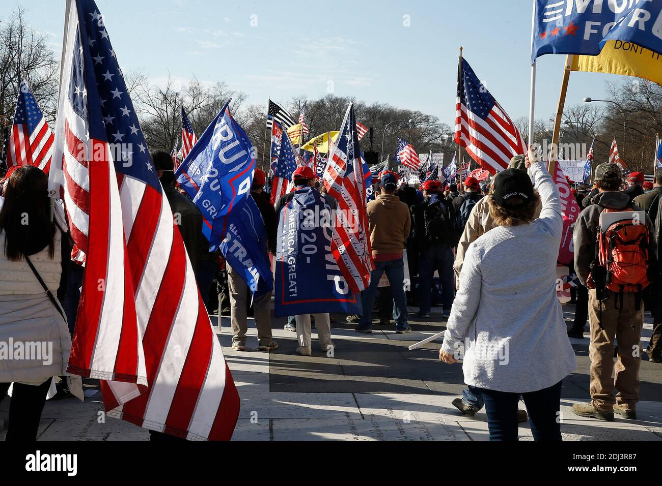 I sostenitori del presidente Trump che detengono bandiere si riuniscono a Freedom Plaza durante la dimostrazione.i sostenitori continuano a sostenere le dichiarazioni incomprovate del presidente in materia di massicce frodi elettorali e irregolarità elettorali. A seguito del raduno DELLA MAGA di novembre a Washington, Women for America First, un’organizzazione conservatrice, ha presentato domanda per un altro permesso di radunarsi a sostegno del presidente Trump, appena due giorni prima che gli elettori formino ogni stato votino per il loro candidato. Foto Stock