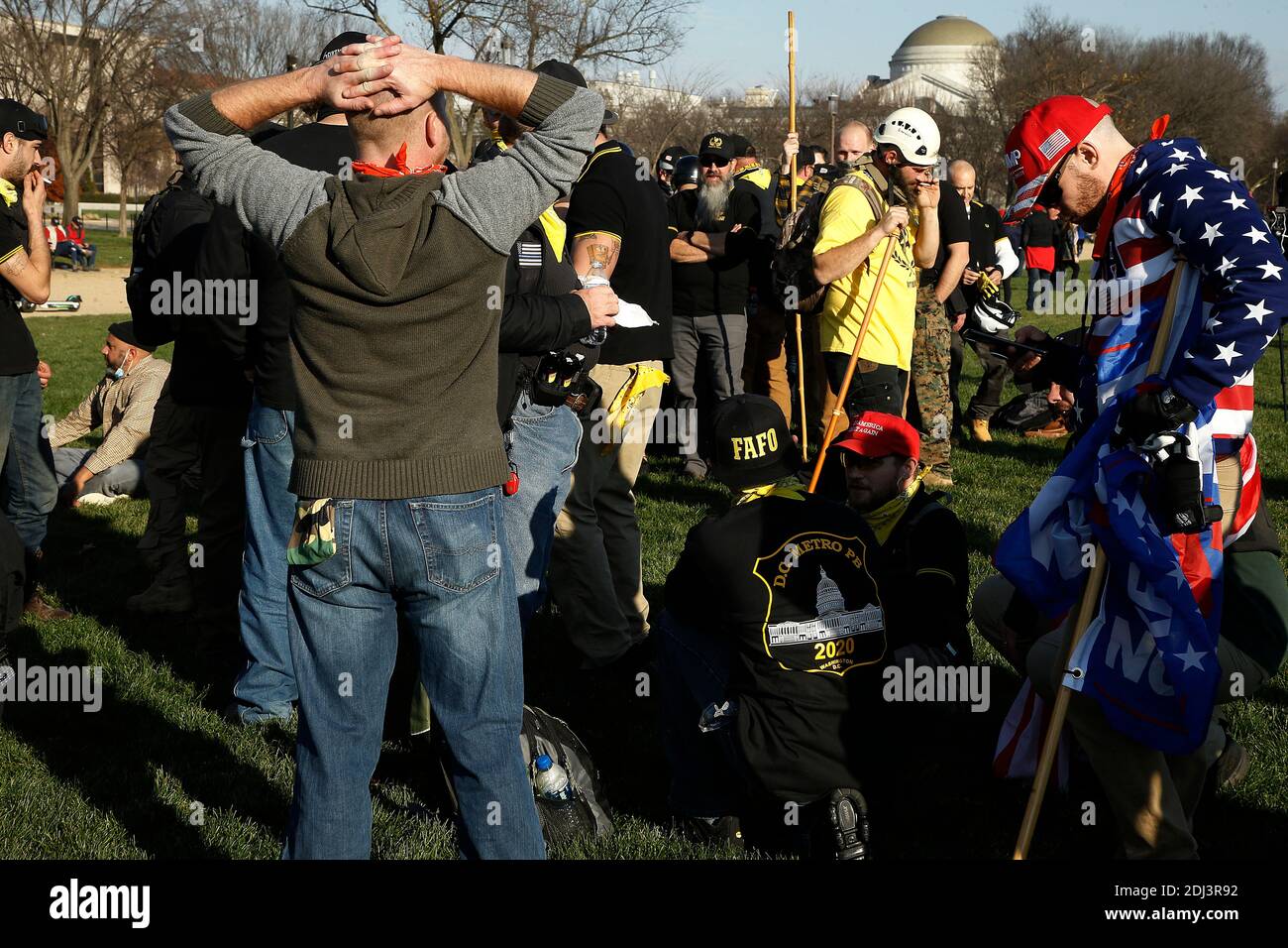I Proud Boys si riuniscono al National Mall di Washington durante la manifestazione.i sostenitori continuano a sostenere le dichiarazioni incomprovate del presidente in materia di massicce frodi elettorali e irregolarità elettorali. A seguito del raduno DELLA MAGA di novembre a Washington, Women for America First, un’organizzazione conservatrice, ha presentato domanda per un altro permesso di radunarsi a sostegno del presidente Trump, appena due giorni prima che gli elettori formino ogni stato votino per il loro candidato. Foto Stock