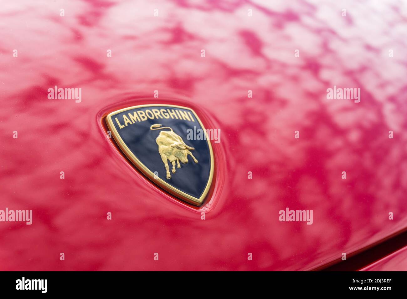 Primo piano del logo emblema sul Cofano di un Rosso Mars rosso Lamborghini Huracan Spyder LP 580-2 Foto Stock