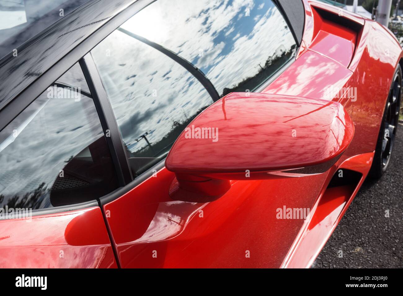 Primo piano dettaglio della porta laterale, finestra e specchio di una Rosso Mars rosso Lamborghini Huracan Spyder LP 580-2 Foto Stock