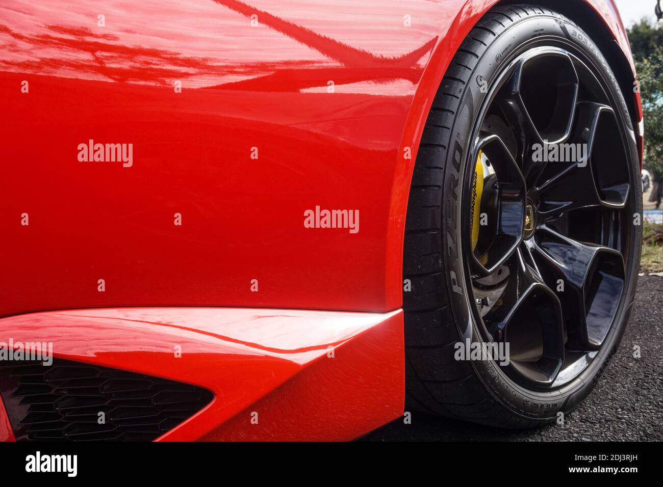 Primo piano dettaglio del nero lucido Giano 20 pollici Cerchi su un Rosso Mars rosso Lamborghini Huracan Spyder LP 580-2 Foto Stock