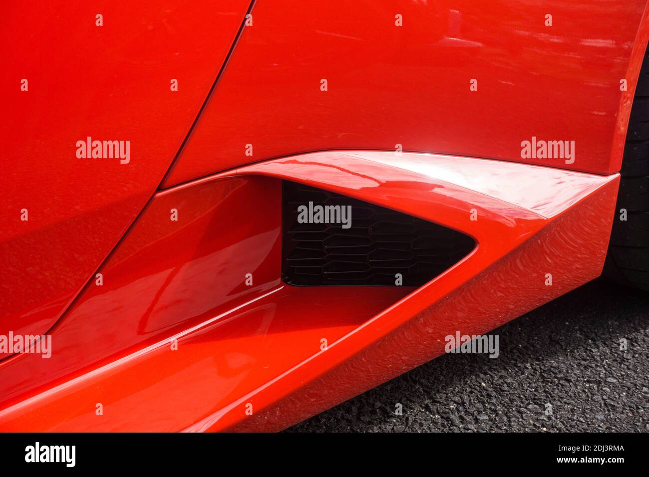 Primo piano di un condotto di aspirazione dell'aria sul Lato di un rosso Marte Lamborghini Huracan Spyder LP 580-2 Foto Stock