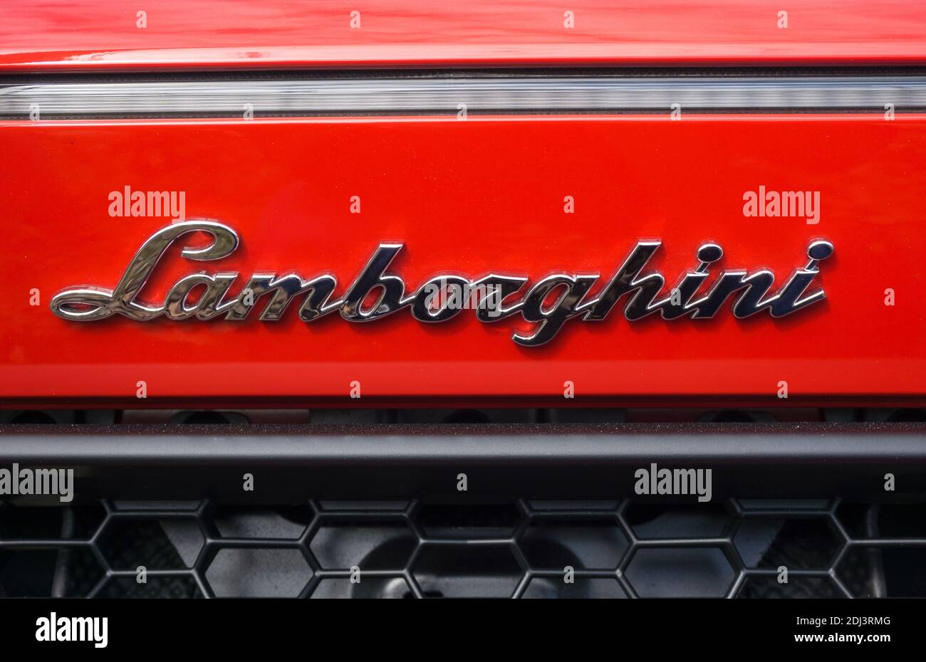Primo piano del logo emblema sul Retro di un rosso Marte Lamborghini Huracan Spyder LP 580-2 Foto Stock