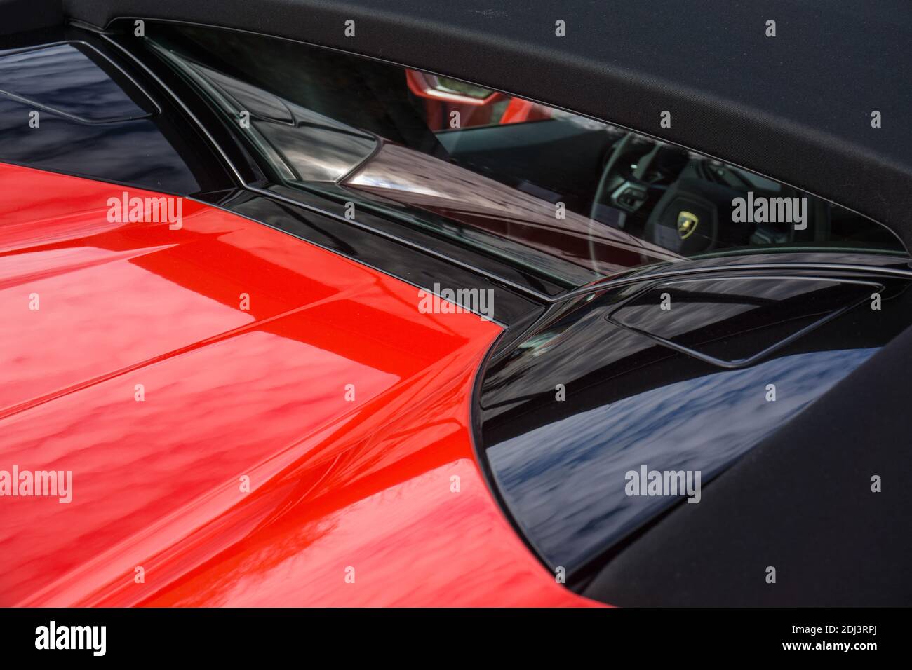 Primo piano del finestrino posteriore e del coperchio del motore Su un rosso Marte Lamborghini Huracan Spyder LP 580-2 Foto Stock