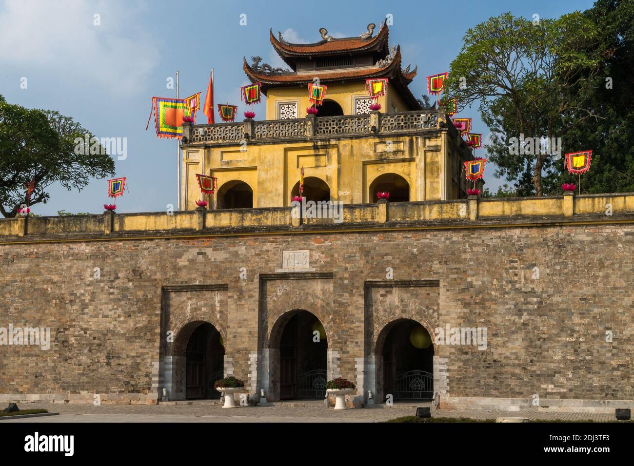 La porta principale della ex cittadella imperiale Thang Long nella capitale vietnamita Hanoi Foto Stock