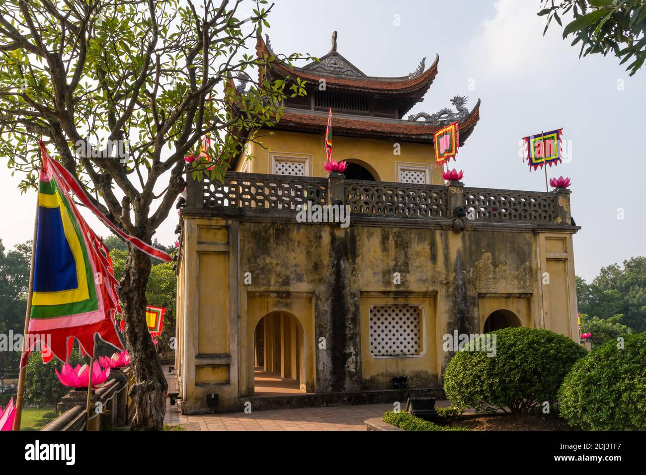 Edificio alla porta principale dell'ex cittadella imperiale Thang Long nella capitale vietnamita Hanoi Foto Stock