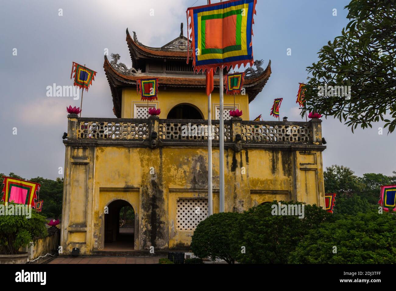 Edificio alla porta principale dell'ex cittadella imperiale Thang Long nella capitale vietnamita Hanoi Foto Stock