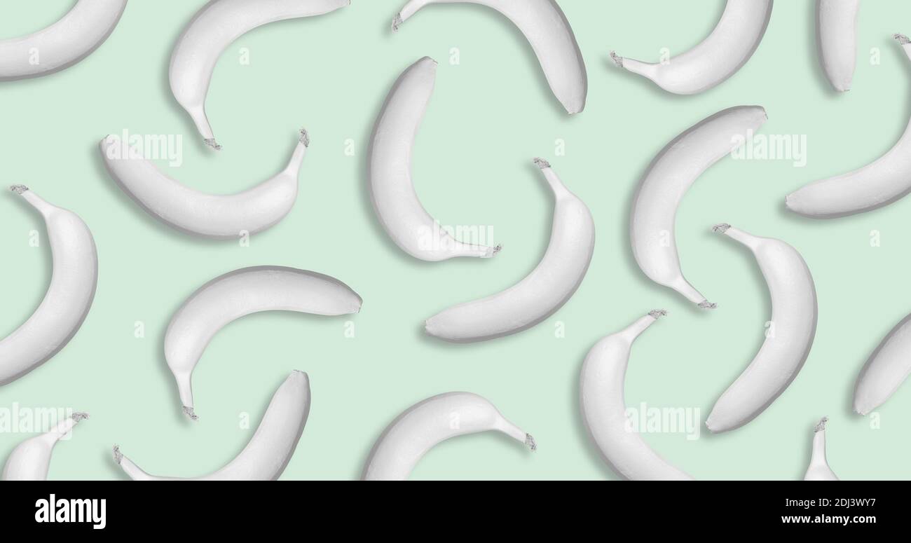 Modello di banane tropicali bianche su sfondo blu e verde. Concetto creativo di arte minimale. Illustrazione vettoriale. Foto Stock