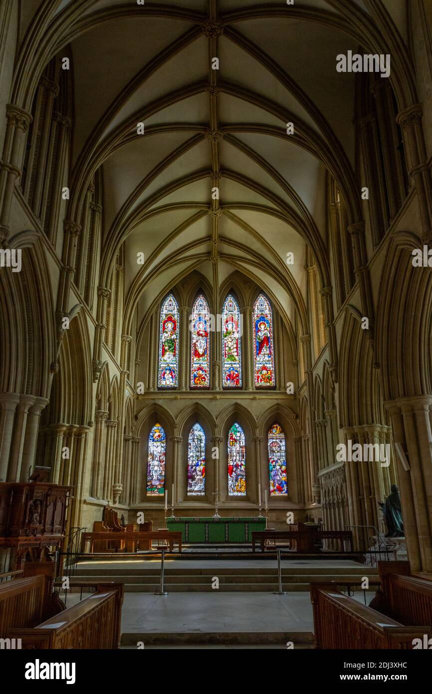 Le vetrate del Santuario e dell'altare maggiore all'interno di Southwell Minster, Southwell, Nottinghamshire, Regno Unito. Foto Stock