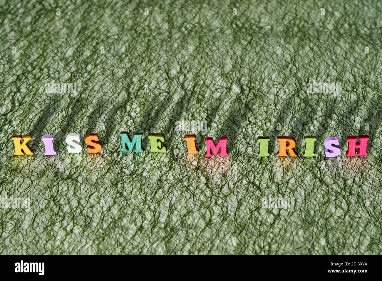 Kiss me im Irish su sfondo verde con ombra Foto Stock