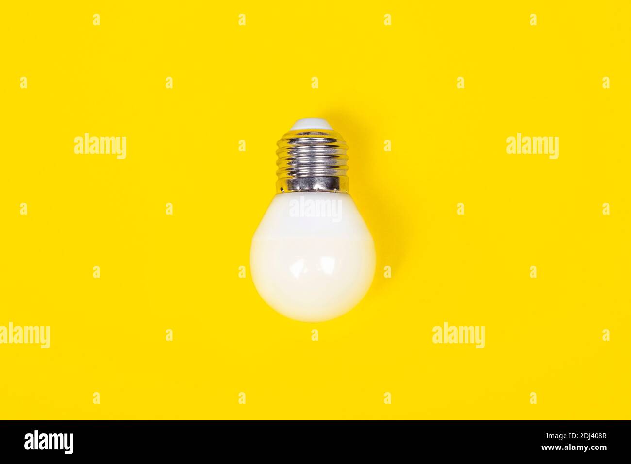 Lampada a LED isolata su sfondo giallo. Lampadina a LED Foto Stock