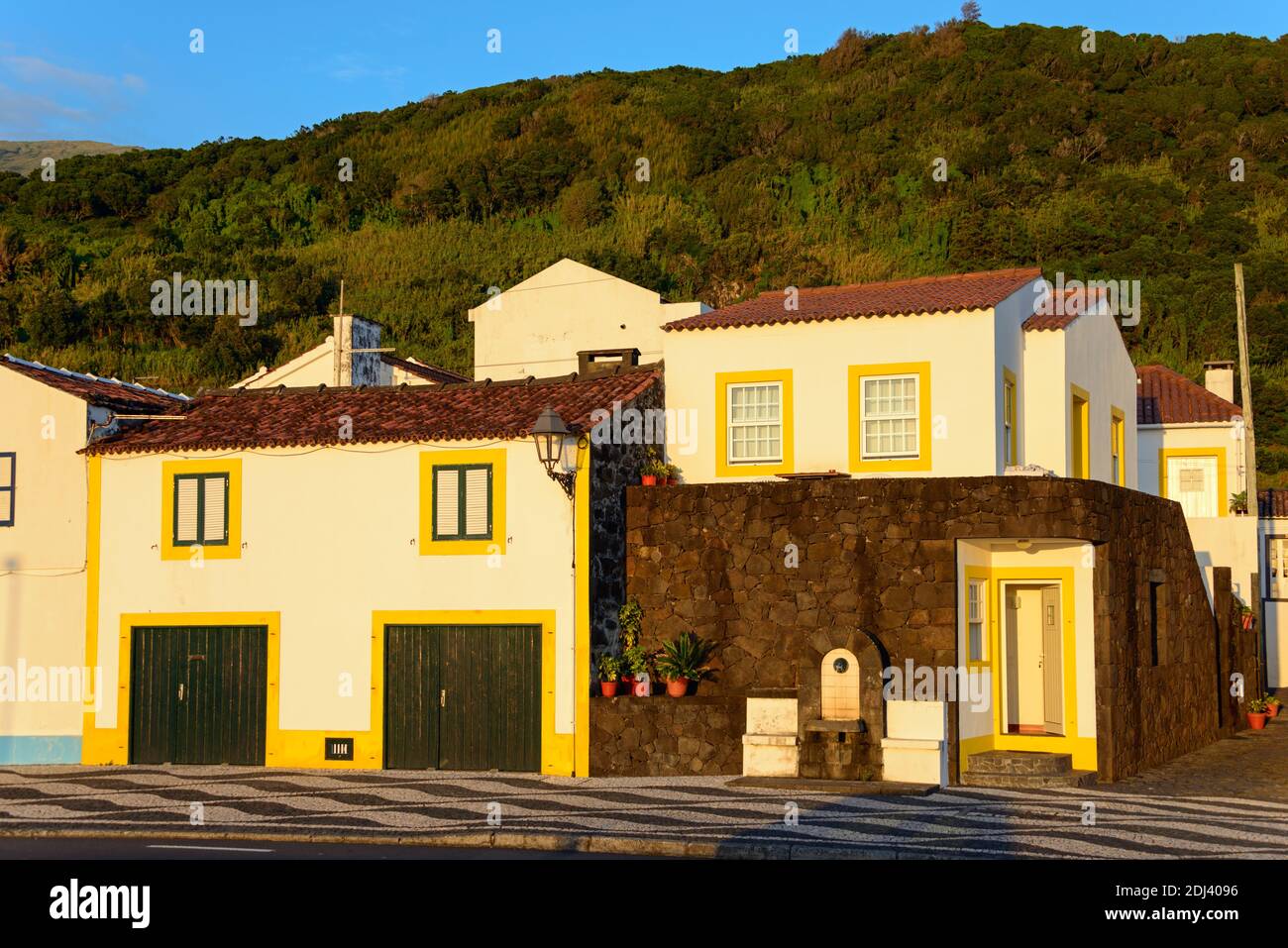 Uferstrasse, Lajes do Pico, Pico, Azoren, Portogallo / Abendlicht Foto Stock