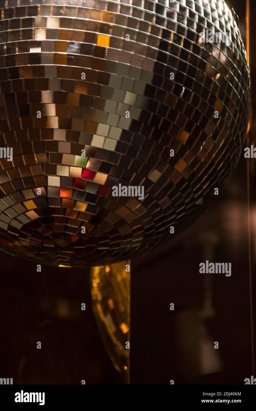 Specchio discoteca decorazione vacanza palla. Bagliore e riflesso, argento e oro. Retrò sfondo festivo. Concetto di vita notturna. Messa a fuoco selettiva. Foto Stock