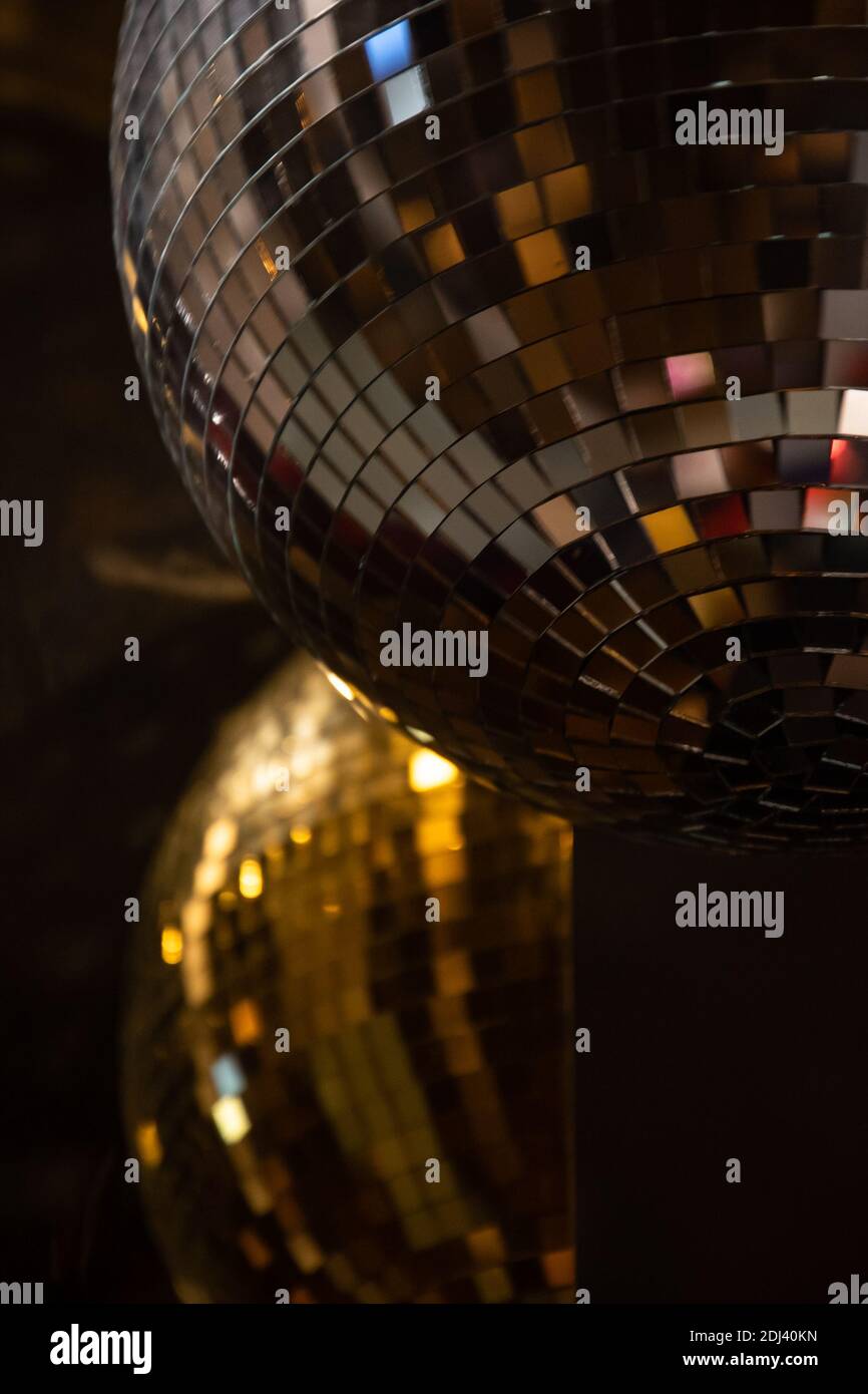Specchio discoteca decorazione vacanza palla. Bagliore e riflesso, argento e oro. Retrò sfondo festivo. Concetto di vita notturna. Messa a fuoco selettiva. Foto Stock