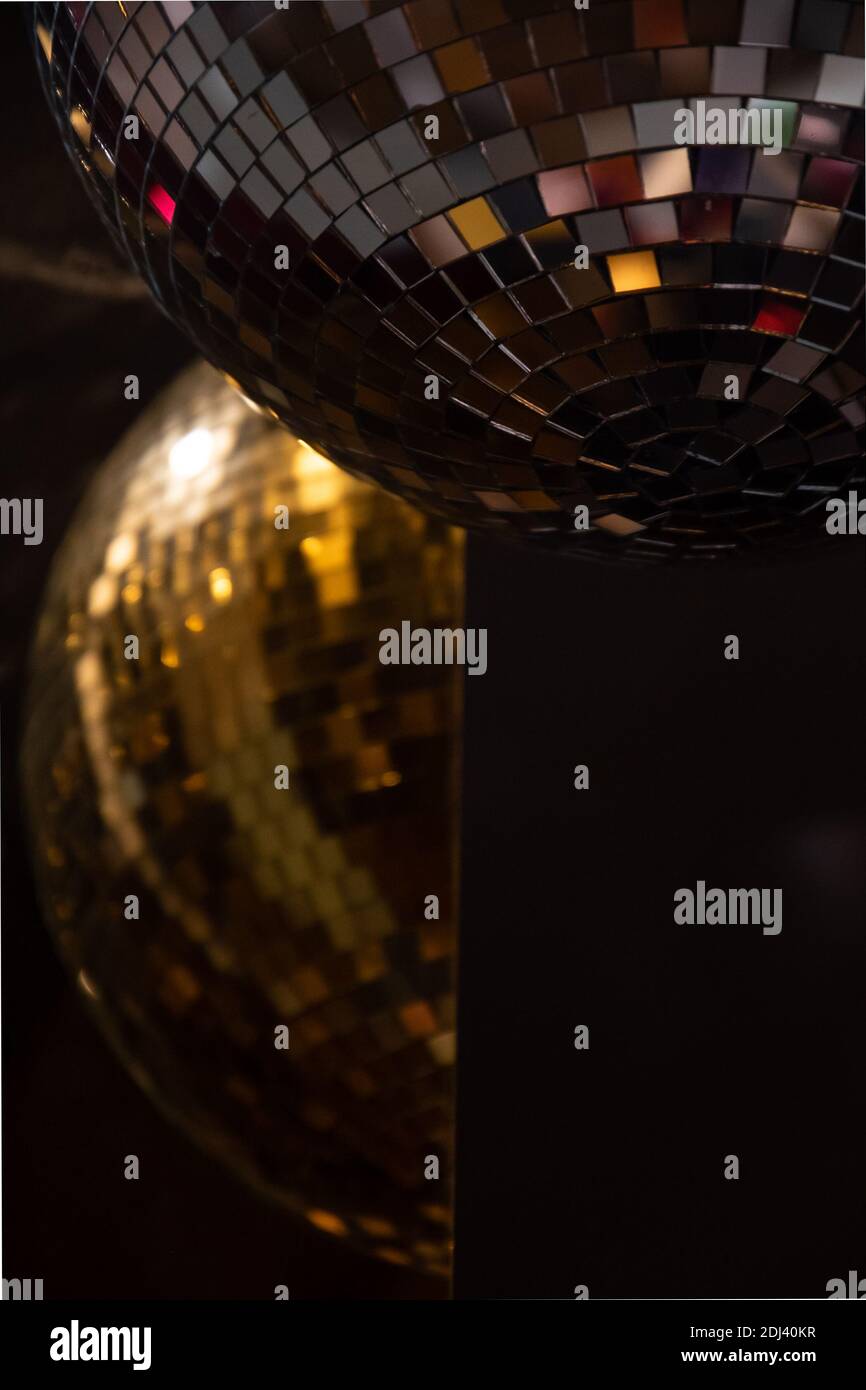 Specchio discoteca decorazione vacanza palla. Bagliore e riflesso, argento e oro. Retrò sfondo festivo. Concetto di vita notturna. Messa a fuoco selettiva. Foto Stock