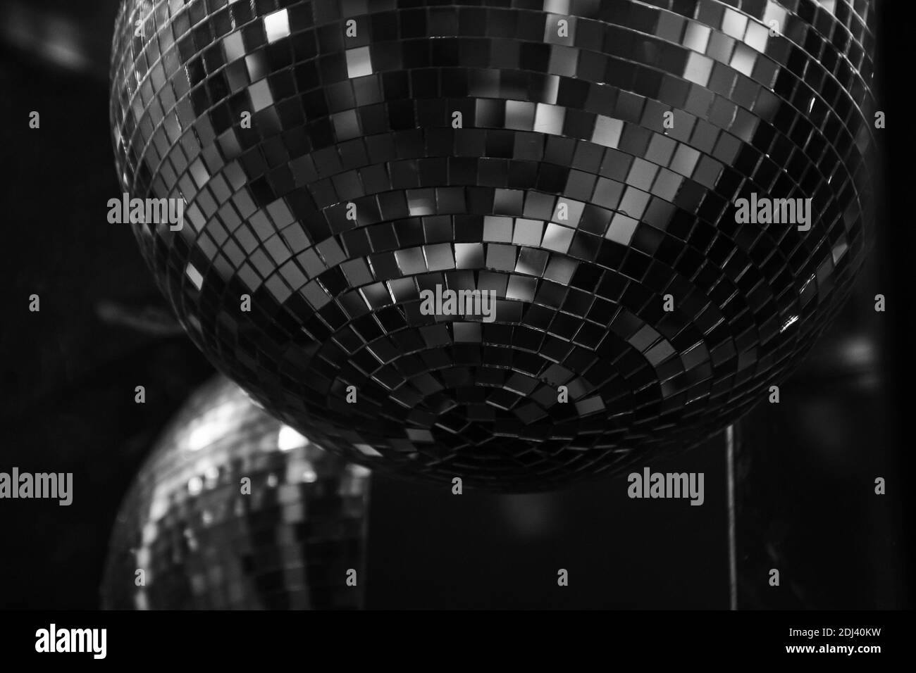 Specchio discoteca decorazione vacanza palla. Bagliore e riflessione. Retrò sfondo festivo. Concetto di vita notturna. Messa a fuoco selettiva. Foto in bianco e nero Foto Stock
