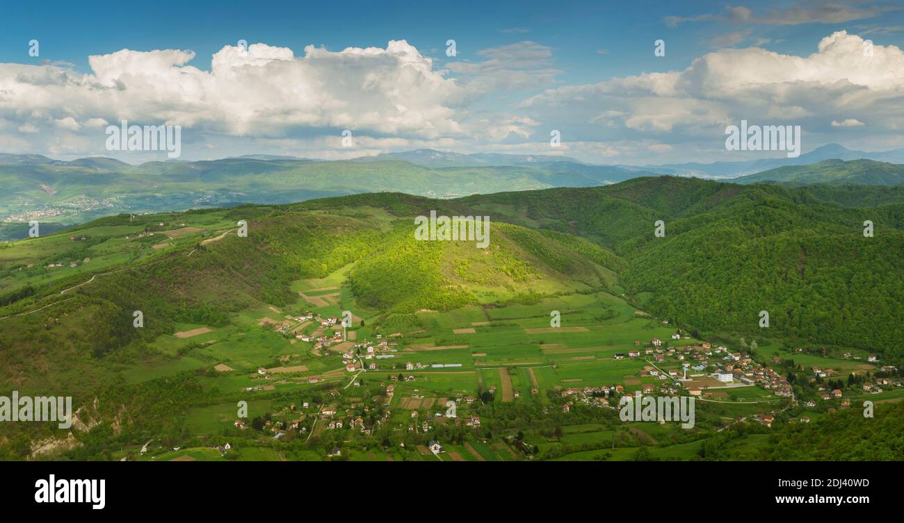 Piramide bosniaca della Luna. Paesaggio con antiche piramidi boscose vicino alla città di Visoko, BIH, Bosnia ed Erzegovina. Resti di misteriosi vecchi civi Foto Stock