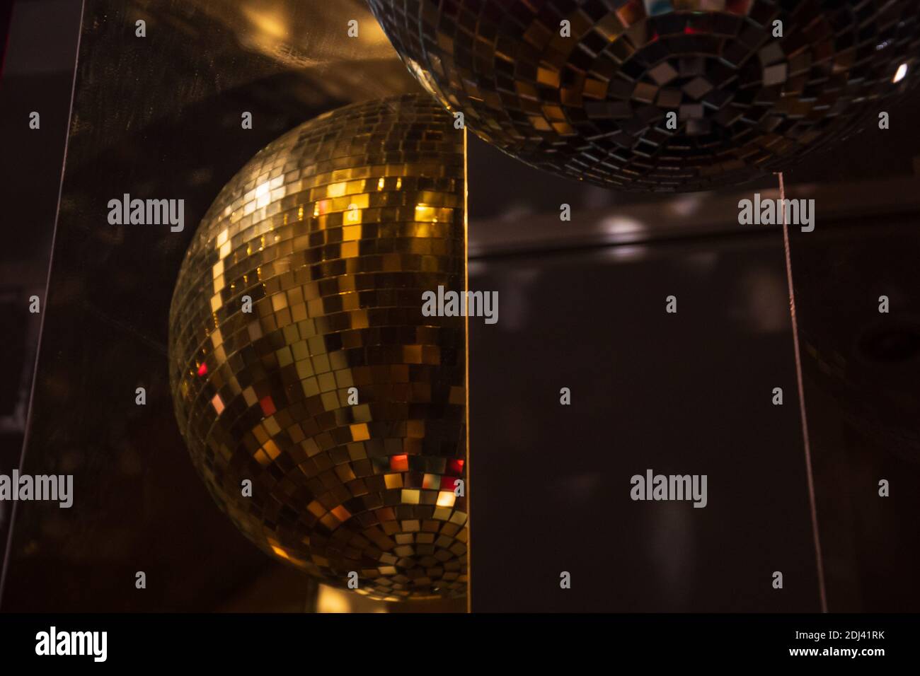 Specchio discoteca decorazione vacanza palla. Bagliore e riflessione. Retrò sfondo festivo. Concetto di vita notturna. Messa a fuoco selettiva. Foto Stock