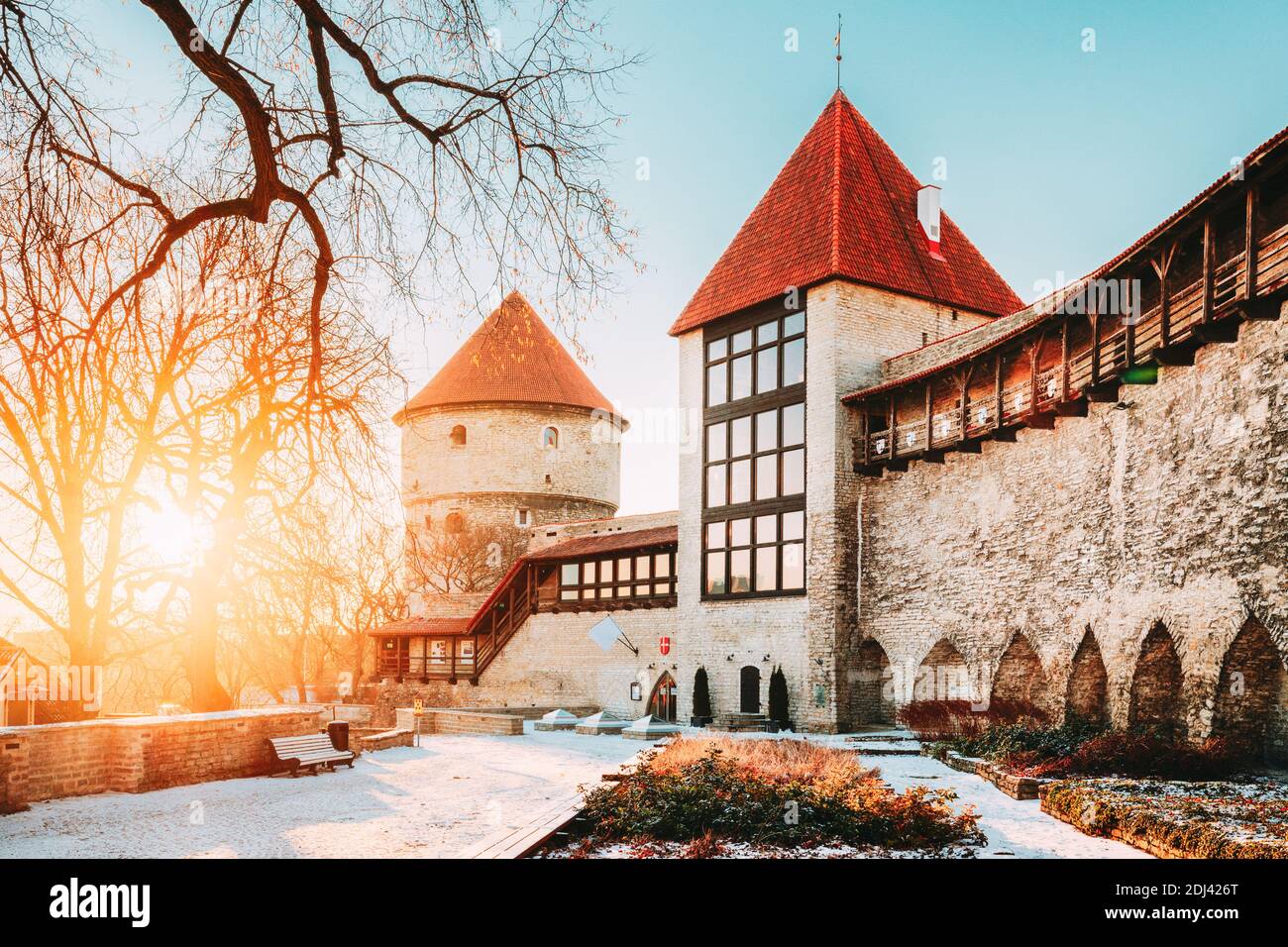 Tallinn, Estonia. Ex carcere Neitsitorn Torre nella vecchia di Tallinn. Da nubile della medievale torre in inverno Sunrise nella mattina di sole Foto Stock