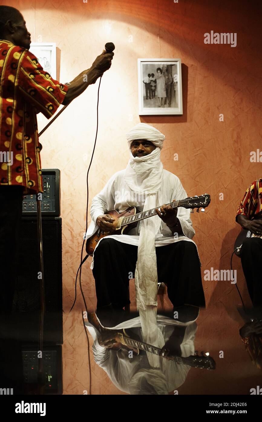 Il membro della band Abdallah AG Alhousseyni di Tinariwen, Bamako, Mali. Foto Stock