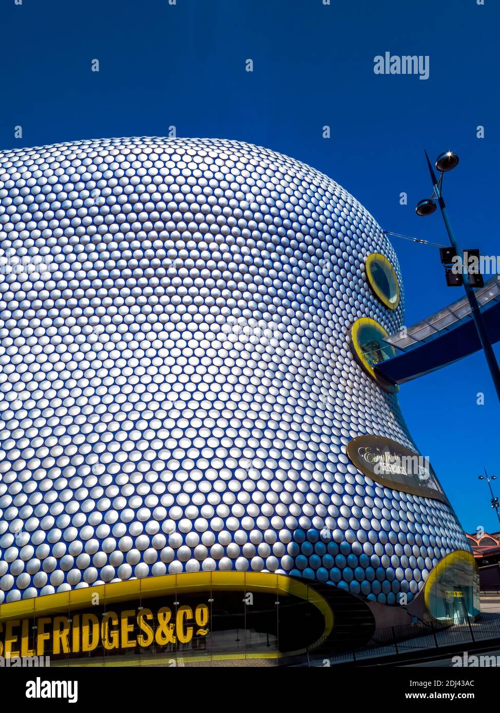 Birmingham, UK, 29 aprile 2009 : architettura moderna e futuristica, rivestimento del tetto sul grande magazzino Selfridges nel centro commerciale Bullring Foto Stock