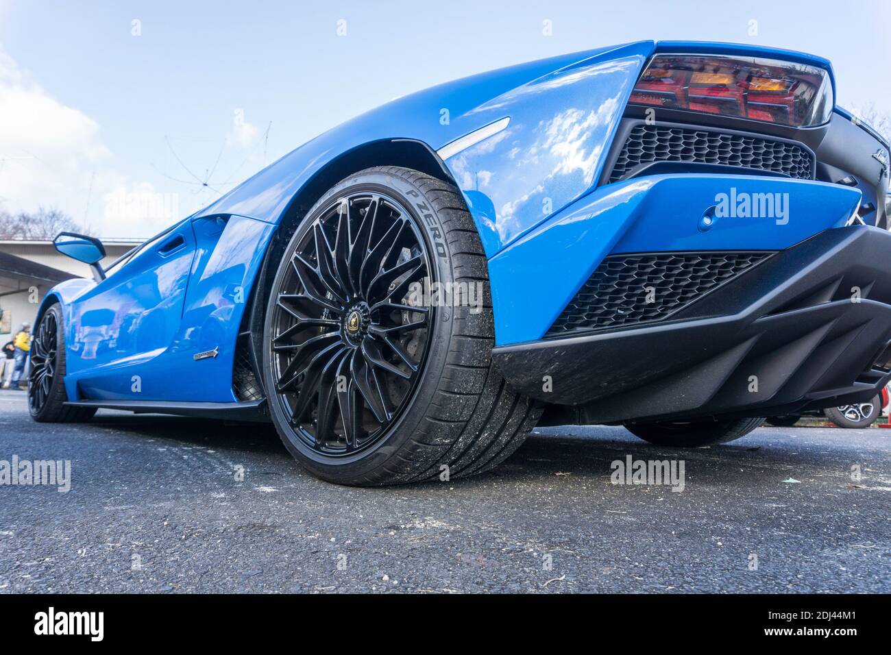 Ruota posteriore Dianthus di una lamborghini lamborghini lp740-4 blu le mans Aventador S con ruota, arco e lato posteriore Foto Stock