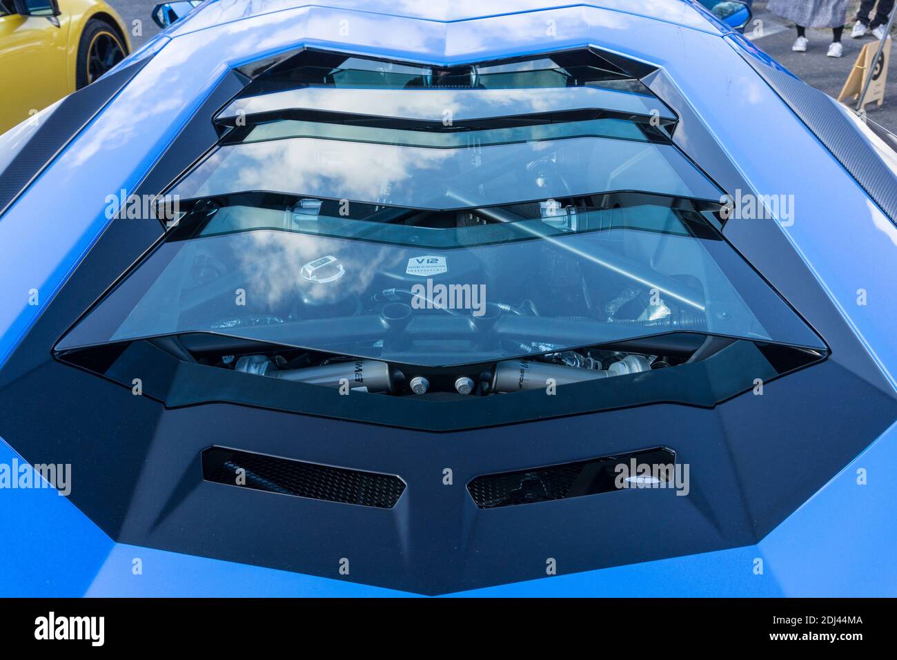 Primo piano del finestrino posteriore e del vano motore Copertina di un blu le mans Lamborghini Aventador S LP740-4 Foto Stock