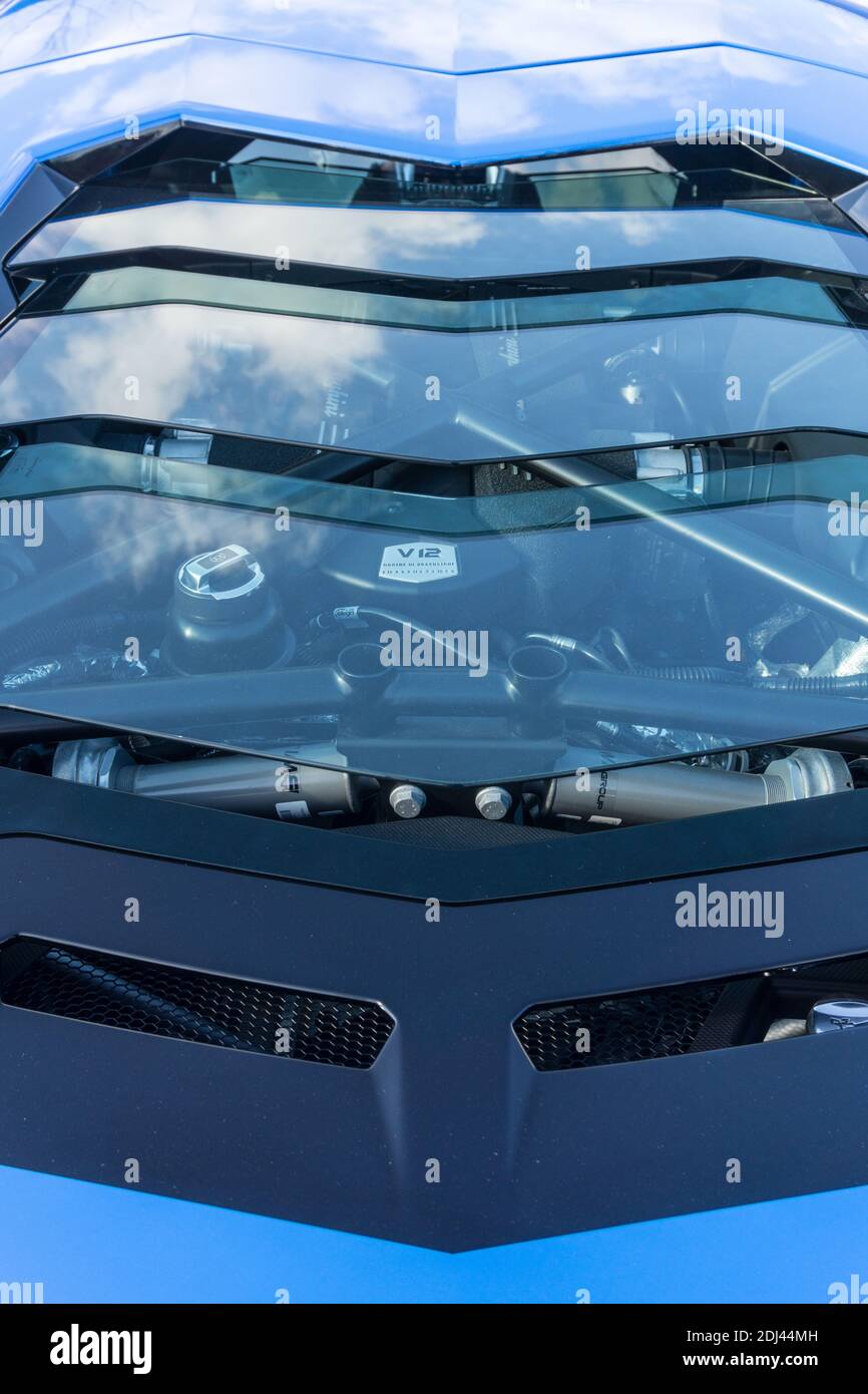 Primo piano del finestrino posteriore e del vano motore Copertina di un blu le mans Lamborghini Aventador S LP740-4 Foto Stock
