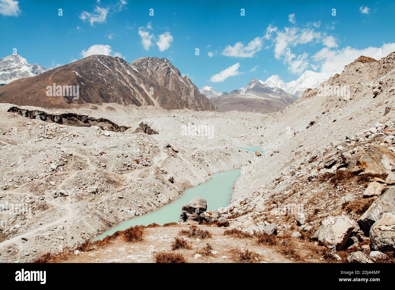 Grande e bellissimo ghiacciaio nelle montagne dell'Himalaya. Nepal. Foto Stock