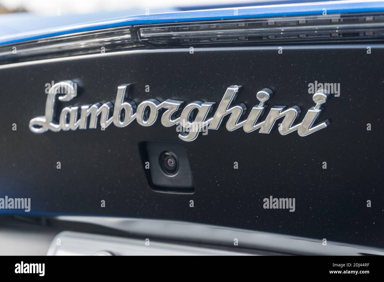 Primo piano del logo e del logo posteriore Fotocamera sul retro di un blu le mans Lamborghini Aventador S LP740-4 Foto Stock