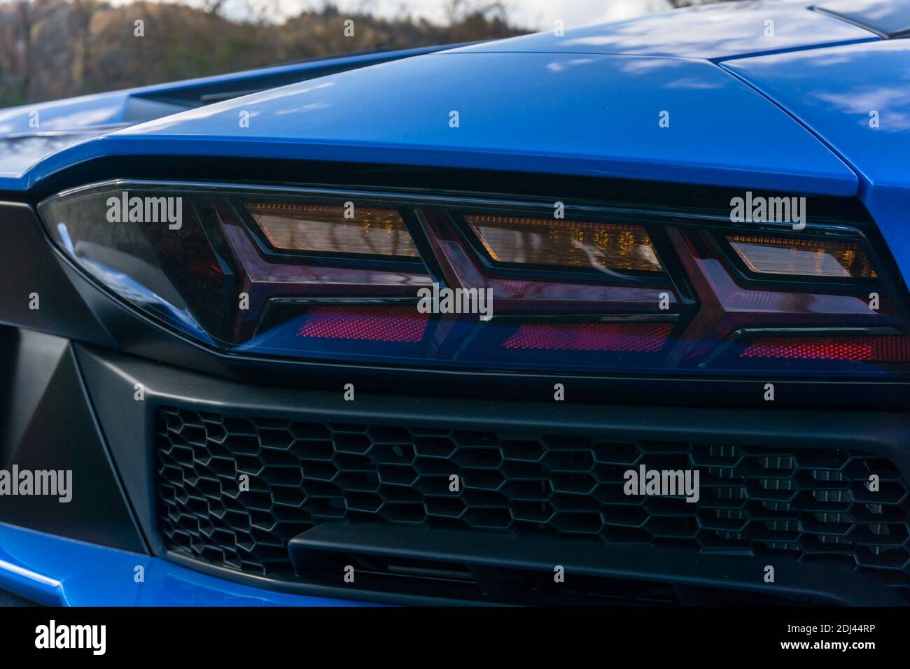 Primo piano del gruppo luci posteriori lato destro acceso A blu le mans Lamborghini Aventador S LP740-4 Foto Stock