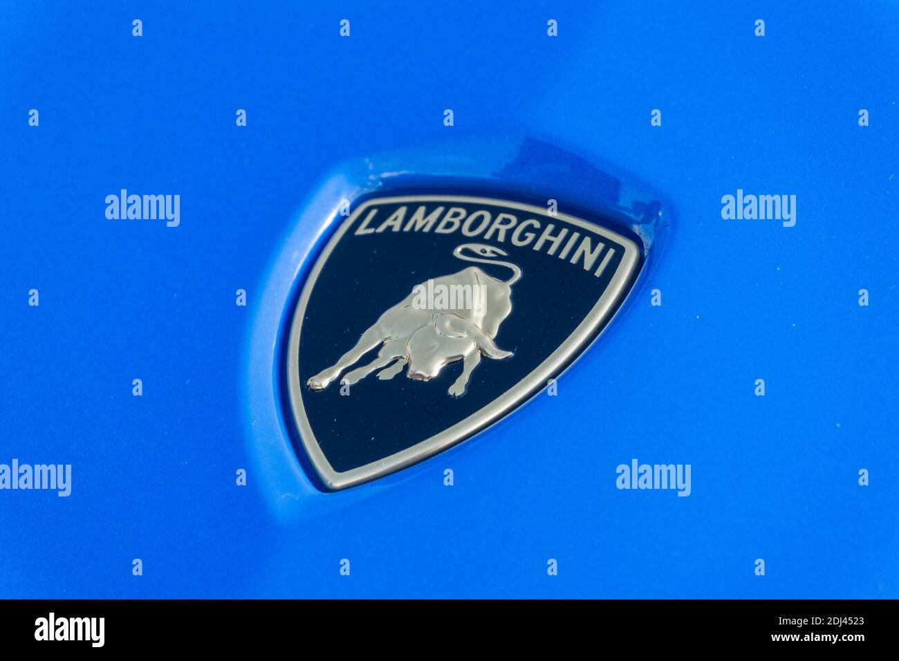 Primo piano della protezione del logo del fregio sul cofano Di un blu le mans Lamborghini Aventador S LP740-4 Foto Stock