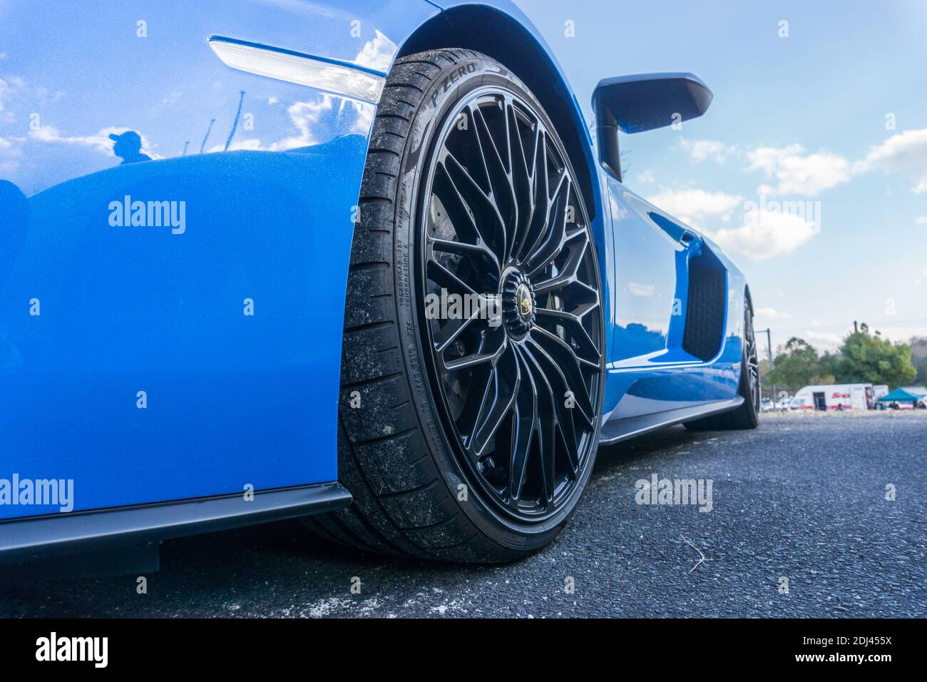Primo piano del cerchio e della ruota anteriori di Dianthus Arch su un blu le mans Lamborghini Aventador S LP740-4 Foto Stock