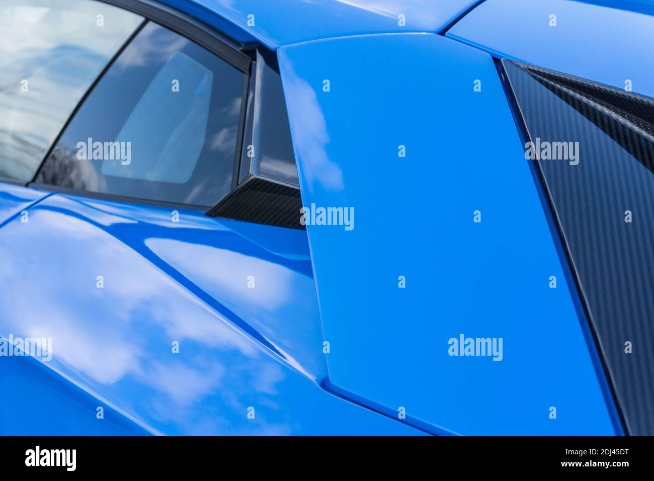 Primo piano del finestrino laterale e dell'aria posteriore Condotto su un blu le mans Lamborghini Aventador S LP740-4 Foto Stock