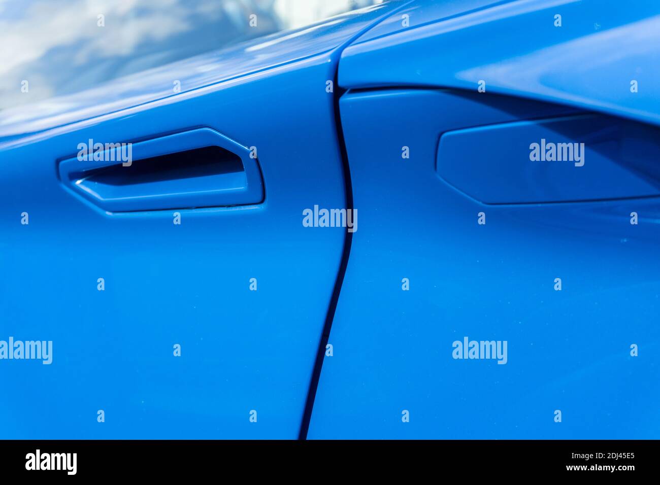 Primo piano della maniglia e del pannello dello sportello sinistro Su un blu le mans Lamborghini Aventador S LP740-4 Foto Stock